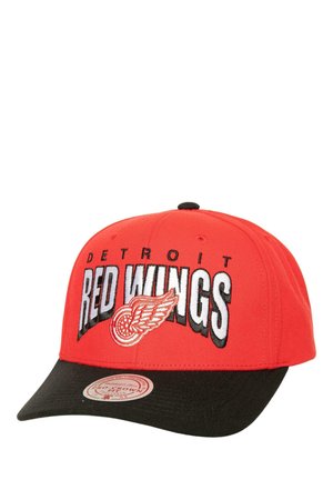 Rote Baseballmütze mit schwarzem Schirm, mit gesticktem "DETROIT RED WINGS"-Text und Flügel-Logo in Weiß und Rot auf der Vorderseite.