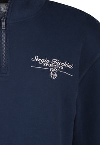 Felpa navy con zip a quarti, caratterizzata da un logo ricamato bianco "Sergio Tacchini Sportivo 1966" sul petto. Texture morbida.