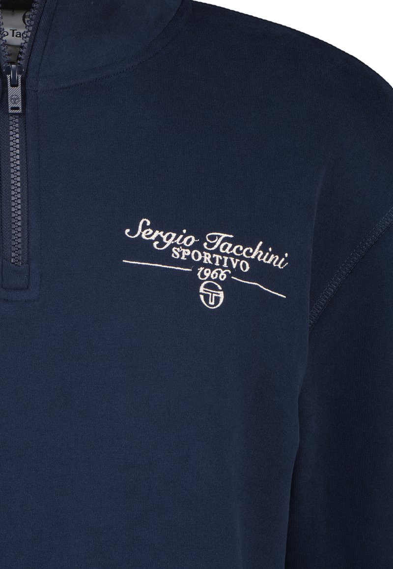 Marineblauwe pullover sweatshirt met een rits tot een kwart, voorzien van een witte geborduurde logo "Sergio Tacchini Sportivo 1966" op de borst. Zachte textuur.