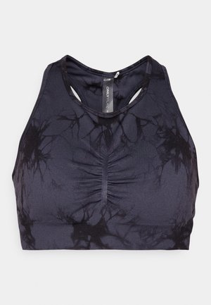 Μαύρο αθλητικό σουτιέν με υφασμάτινο tie-dye σχέδιο, που διαθέτει συγκεντρωμένο μπροστινό μέρος, σχέδιο racerback και ελαστική βάση για ασφαλή εφαρμογή.