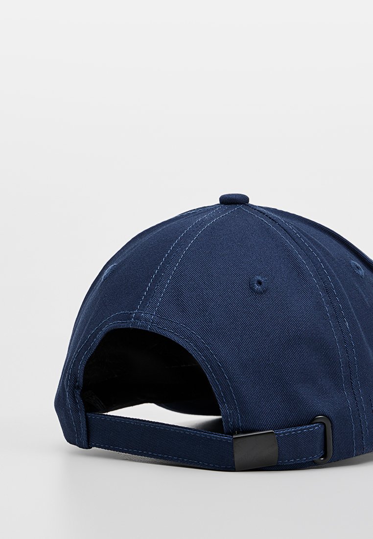 Casquette de baseball ajustable bleu foncé vue de l'arrière, avec une sangle en tissu et une fermeture à boucle en métal noir.