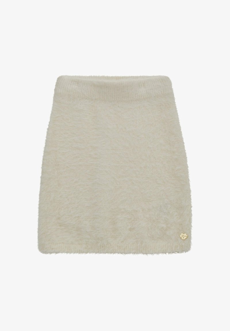 Fluffy crèmekleurige minirok met een zachte textuur, geribbelde tailleband en een klein gouden hartvormig logo op de zoom.