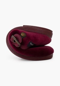 Zapatilla de lana burdeos con forma redonda, suela de madera y acentos de hardware de latón. Textura suave con un diseño plegado para un almacenamiento compacto.