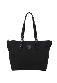 Svart tote-väska med en dragkedja upptill, har två långa remmar, silvriga detaljer och en cirkulär logotyp framtill. Tillverkad av slitstarkt tyg.