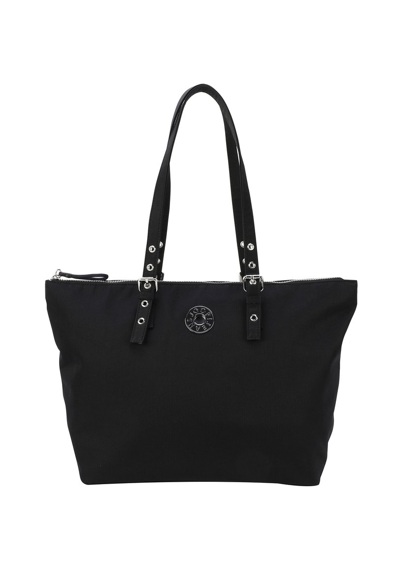 Svart tote-väska med en dragkedja upptill, har två långa remmar, silvriga detaljer och en cirkulär logotyp framtill. Tillverkad av slitstarkt tyg.