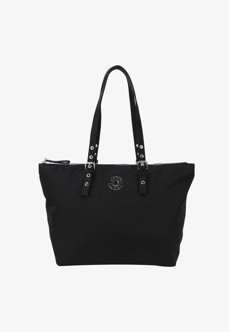 Svart tote-väska med en dragkedja upptill, har två långa remmar, silvriga detaljer och en cirkulär logotyp framtill. Tillverkad av slitstarkt tyg.