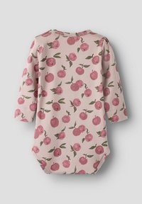 Langemouwen bodysuit van zachte katoen, lichtroze met een herhaald print van rode appels en groene bladeren. Drukknopen bij de hals en onderkant.