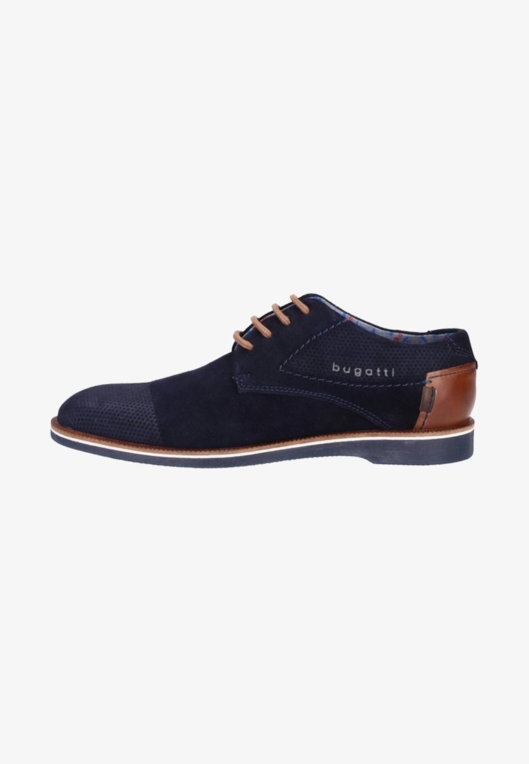 Chaussure habillée pour homme en daim bleu marine avec talon en cuir marron, lacets couleur beige, bout perforé et logo "bugatti" sur le côté.