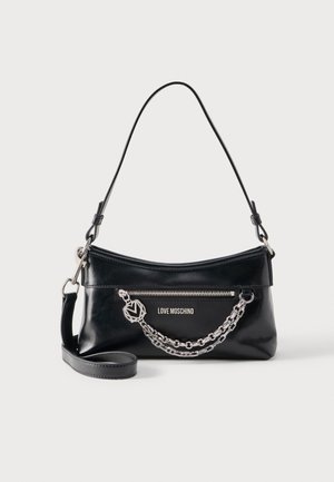 Čierna kabelka Moschino na rameno so strieborným reťazovým detailom, vreckom na zips a nastaviteľným popruhom na jednoliatom bielom pozadí.