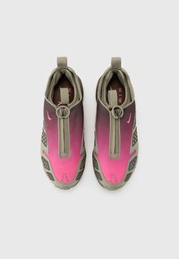 Nike-sko med en gradientdesign fra mørk lilla til rosa, med et sikkert stropp, teksturerte grågrønne paneler og ventilasjonsåpninger.