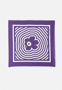 Lilla kvadratisk skjerf med et hvitt blomsterdesign i midten, omkranset av konsentriske bølgemønstre. Glatt tekstur.