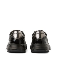 Melni sporta apavi ar spīdīgu apdari, mīkstu apkakli un teksturētām zolēm. Uz papēža redzams "KARL LAGERFELD" logotips. Minimālistisks dizains.