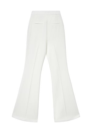 Pantalon blanc évasé avec un design structuré, une texture lisse, des poches arrière apparentes et des plis à l'avant pour plus de détails.
