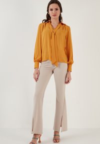LELA REGULAR FIT - Camicetta - mustard