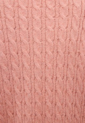 Breton trui van zacht, pluizig garen in lichtroze, met een herhalend gedraaid vlechtpatroon en een ribbelstructuur.