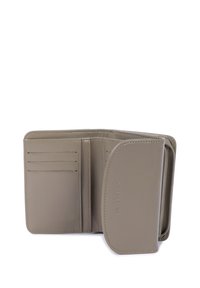 Portafoglio in pelle grigia chiara con più scomparti per carte e una tasca con zip. Presenta una texture liscia e il nome del marchio impresso.