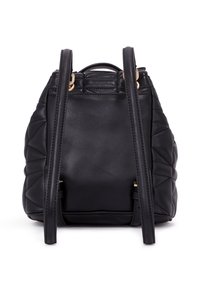 Czarny skórzany plecak z wyściełanymi bokami, dwoma regulowanymi paskami oraz małym górnym uchwytem na białym tle.