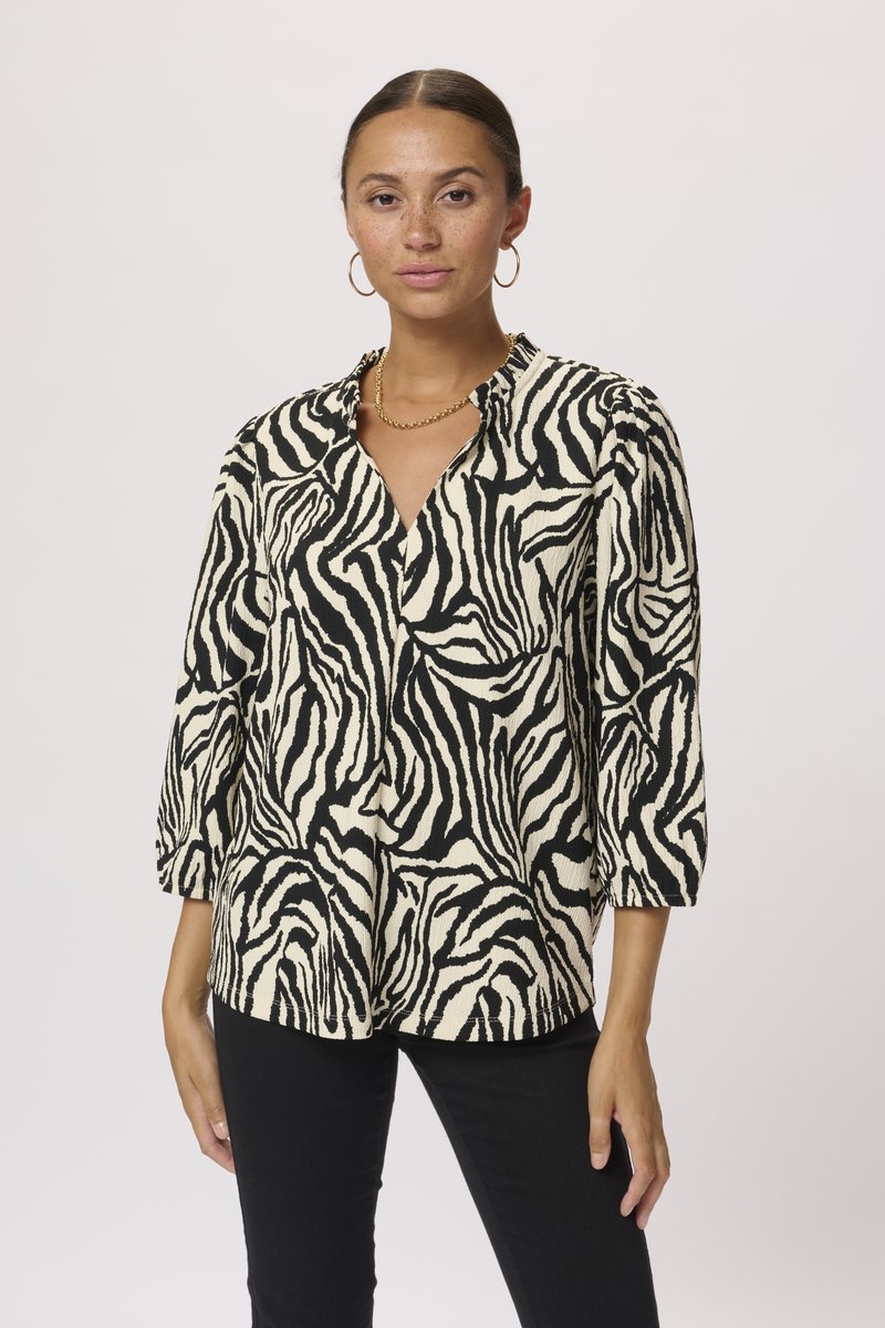 Zebraprint blouse in zwart-wit met een kraag, driekwart mouwen, een structuurlakens en een relaxte pasvorm.