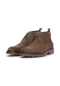 Botas de tobillo de ante marrón con puntera redonda, diseño de cordones, parte superior texturizada y suela de goma gruesa y estriada. Asa trasera con un acento decorativo.