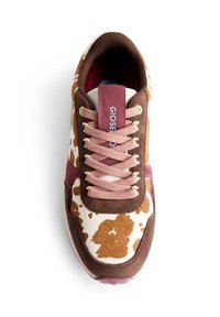 Sneaker a motivo marrone e bianco realizzata in materiali scamosciati e tessili, con lacci rosa e linguetta color bordeaux con il nome del marchio.