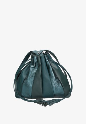 Taschen aus teal Leder mit Kordelzug, gefälteter Textur, metallischen Akzenten und Quastendetail. Abgerundete Form und Schultergurte zum Tragen.
