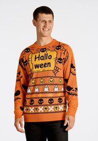 Oranger Strickpullover mit Halloween-Motiven: Spinnen, Geister, Totenköpfe und Kürbisse, mit dem Text "Hallo ween" in der Mitte.