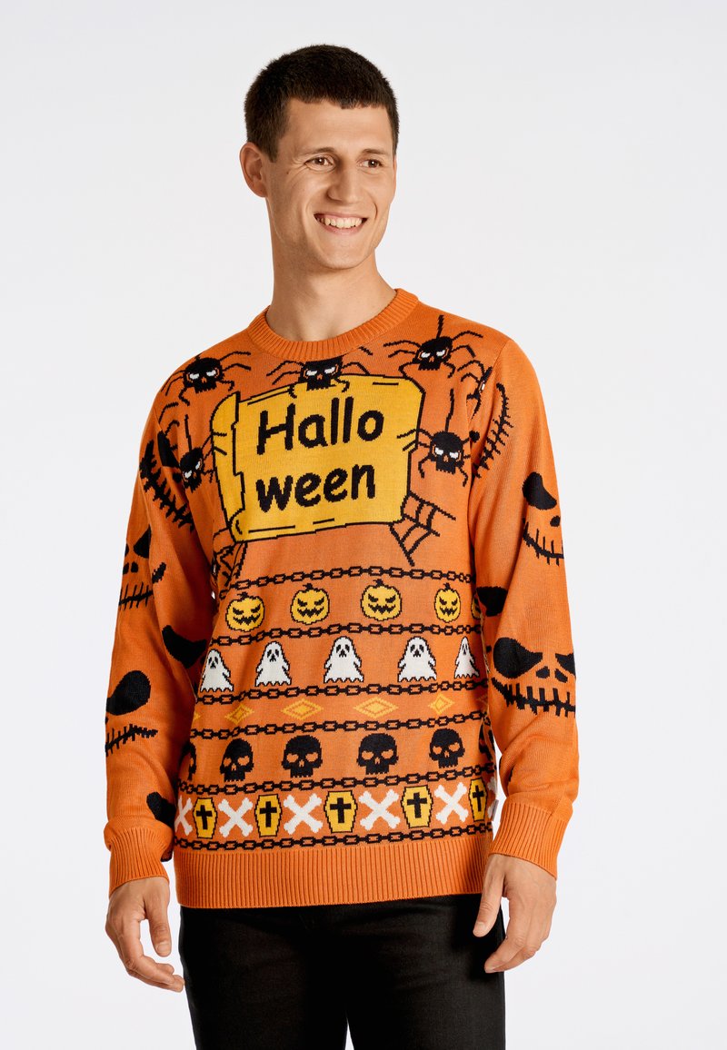 Oranger Strickpullover mit Halloween-Motiven: Spinnen, Geister, Totenköpfe und Kürbisse, mit dem Text "Hallo ween" in der Mitte.