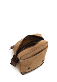 Bolso cruzado de lona marrón con cierre superior con cremallera, bolsillo frontal y acentos de cuero marrón oscuro; presenta una textura suave y costuras resistentes.