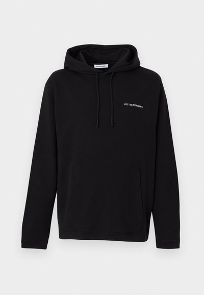 Μαύρο φούτερ με κουκούλα, μπροστινή τσέπη καγκουρό, ρυθμιζόμενη κουκούλα με κορδόνι και μικρό λευκό κείμενο "LES BENJAMINS" στο αριστερό στήθος.