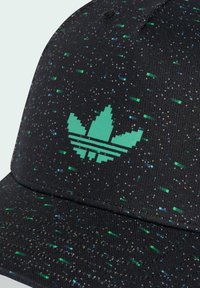 Černá čepice s zelenými a modrými skvrnami, která má na předním panelu pixelizované zelené logo Adidas ve tvaru trojlístku.