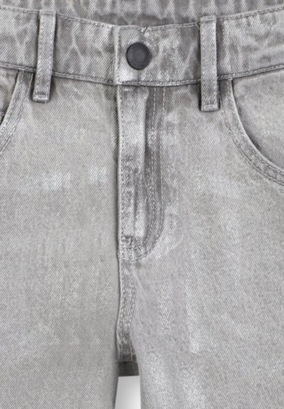 Vista frontale di pantaloni in denim grigio chiaro che mostrano il bottone, l'area della cerniera, i passanti per cintura e le tasche anteriori curve.