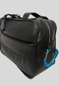 Borsa in pelle nera con nome del marchio impresso, zipper argento e un accento in carabiner blu. Forma rettangolare con manico superiore.