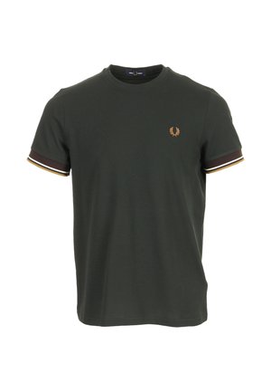 Dunkelgrünes T-Shirt mit kurzen Ärmeln und rundem Ausschnitt, gestreifte braun-gelbe Ärmelbündchen und kleines orangefarbenes Lorbeer-Logo auf der linken Brust.