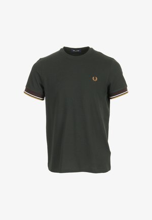 Dunkelgrünes T-Shirt mit kurzen Ärmeln und rundem Ausschnitt, gestreifte braun-gelbe Ärmelbündchen und kleines orangefarbenes Lorbeer-Logo auf der linken Brust.
