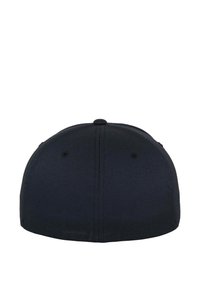 Svart baseballcap med avrundet form, glatt stofftekstur og en liten knappdetalj på toppen. Ingen synlige logoer eller mønstre.