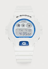 Montre numérique G-SHOCK avec boîtier en résine blanche, accents bleus, conception résistante aux chocs, rétroéclairage LED et plusieurs boutons de fonction.