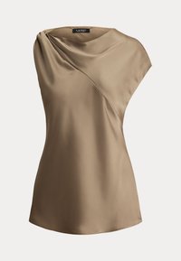 Brun satengtopp med drapert halslinje, asymmetrisk design og korte ermer, med glatt tekstur og minimalistisk stil.