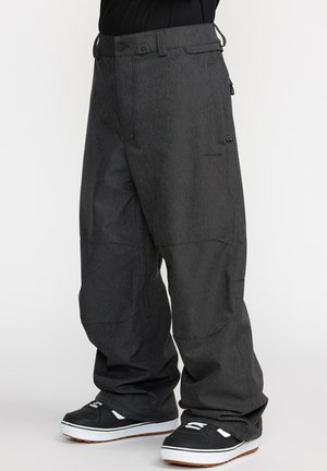 Pantalons de ski gris, amples et lâches, avec une finition texturée, dotés d'une ceinture avec boucle, de poches latérales et de zones de genoux renforcées.