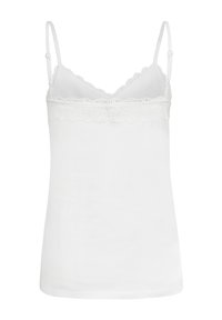 Weißes Camisole aus weichem Stoff mit dünnen, verstellbaren Trägern und einem wellenförmigen Spitze-Verzierungen entlang des Ausschnitts. Glatte Textur insgesamt.