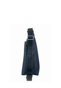 Sac d'épaule en tissu noir avec une bandoulière réglable, doté d'une boucle noire brillante et d'un détail de logo embossé le long de la sangle.