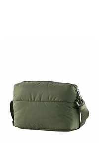 Sac bandoulière matelassé vert avec fermeture éclair et sangle réglable. Présente une texture lisse et une forme rectangulaire minimaliste.