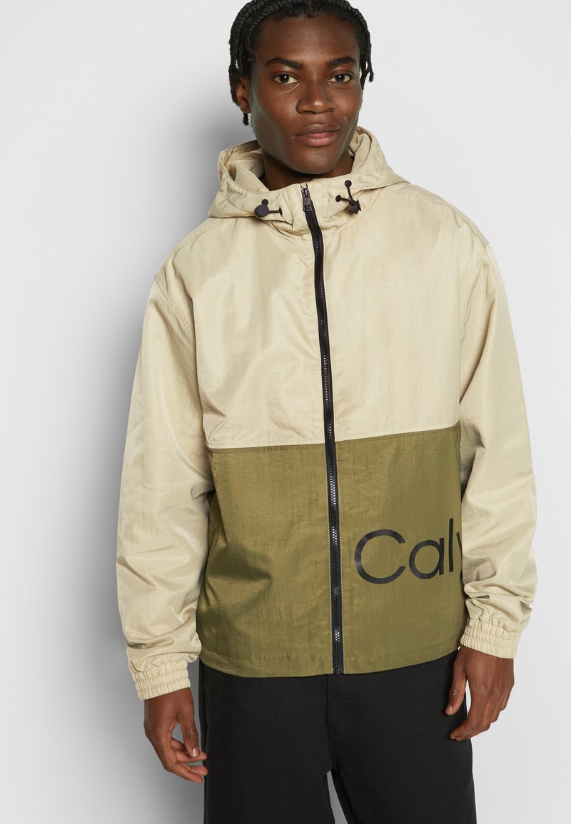 Herren Leichte Jacken | Calvin Klein Jeans COLORBLOCK JACKET Leichte Jacke wheat fields/beige - VU35623 Herren Leichte Jacken | Calvin Klein Jeans COLORBLOCK JACKET Leichte Jacke wheat fields/beige - VU35623
