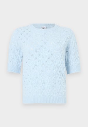 Pull bleu clair en tricot à manches courtes, présentant une texture à motifs losanges et des poignets et ourlet côtelés. Léger et respirant.