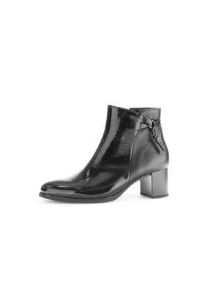 Schwarze patentierte Leder-Ankle Boots mit quadratischer Spitze, kräftigem Absatz, seitlichem Reißverschluss und dekorativem Riemen auf der Außenseite.