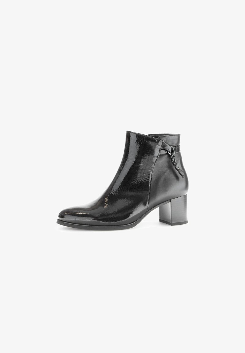 Schwarze patentierte Leder-Ankle Boots mit quadratischer Spitze, kräftigem Absatz, seitlichem Reißverschluss und dekorativem Riemen auf der Außenseite.