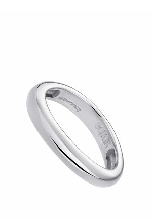 Anillo de banda de plata lisa con bordes redondeados, inclinado para mostrar grabados interiores con el nombre de la marca y el tipo de metal.