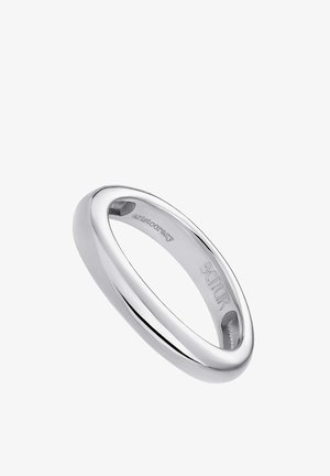 Anillo de banda de plata lisa con bordes redondeados, inclinado para mostrar grabados interiores con el nombre de la marca y el tipo de metal.