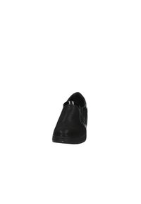 Scarpa nera slip-on con tomaia testurizzata, dettagli lucidi e punta arrotondata. La suola in gomma assicura durata e comfort.