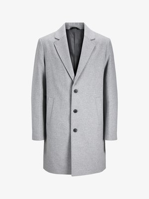 Világosszürke gyapjúkabát, az egyik oldalon bemetszett hajtókával, három fekete gombbal és két oldalsó zsebből áll. Tiszta, szabott sziluettel rendelkezik.