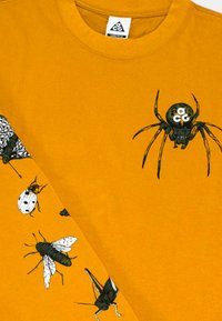 Tricou galben din bumbac cu grafica insectelor, inclusiv o păianjen și diverse bug-uri, cu texturi detaliate și culori contrastante.